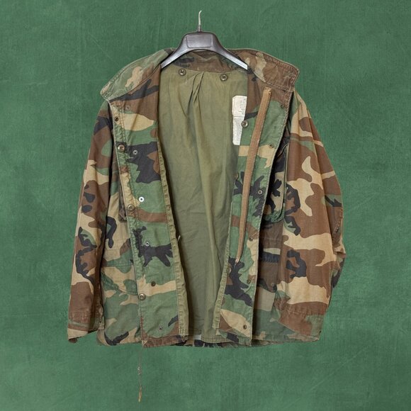 U.S. Army M-65 Cold Weather Field Coat & Hood w/ Woodland Camo Pattern (Large) - Picture 12 of 16